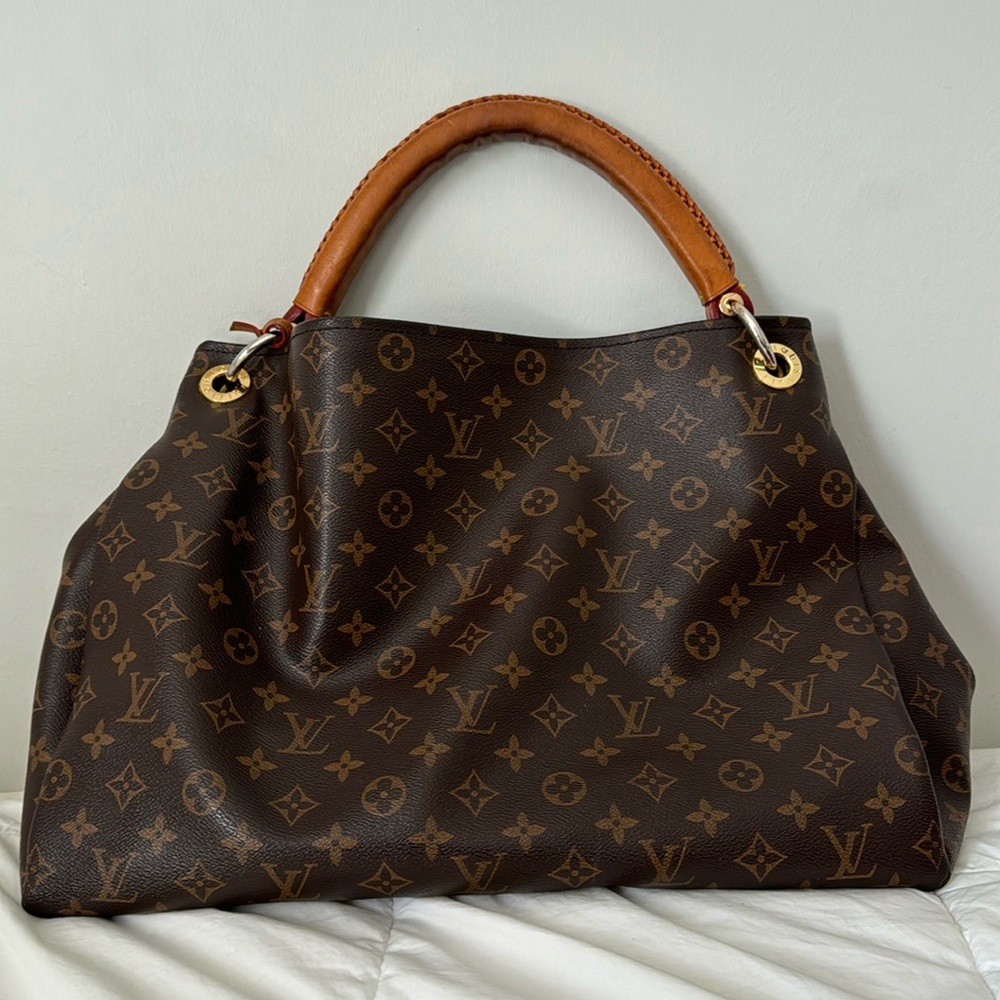 Louie Vuitton Shoulder Bag | Artsy MM
